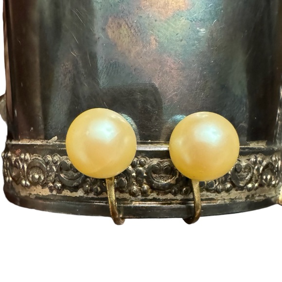 Vintage Gold Tone Faux Pearl Clip On Earrings - Picture 2 of 6